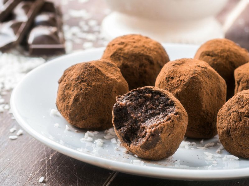 Piatto di tartufi al cioccolato